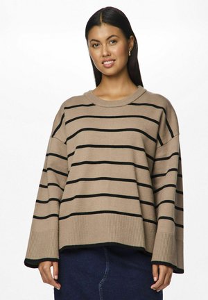 Beige trui met zwarte horizontale strepen, relaxte pasvorm, ribgebreide manchetten en zoom. Beschikt over een ronde halslijn en een zachte textuur.