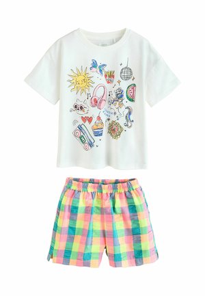 Witte korte mouwen shirt met kleurrijke bedrukte ontwerpen; multikleurige geruite shorts met elastische tailleband en zijsplitten.