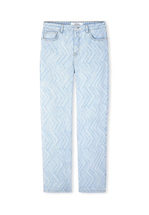 Jean en denim bleu clair avec un motif en zigzag, cinq poches et une fermeture éclair. Le tissu a une finition douce et texturée.