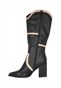 Botas de piel sintética negras hasta la rodilla con punta afilada, franjas de acento beige, cremallera lateral y un tacón cuadrado grueso.