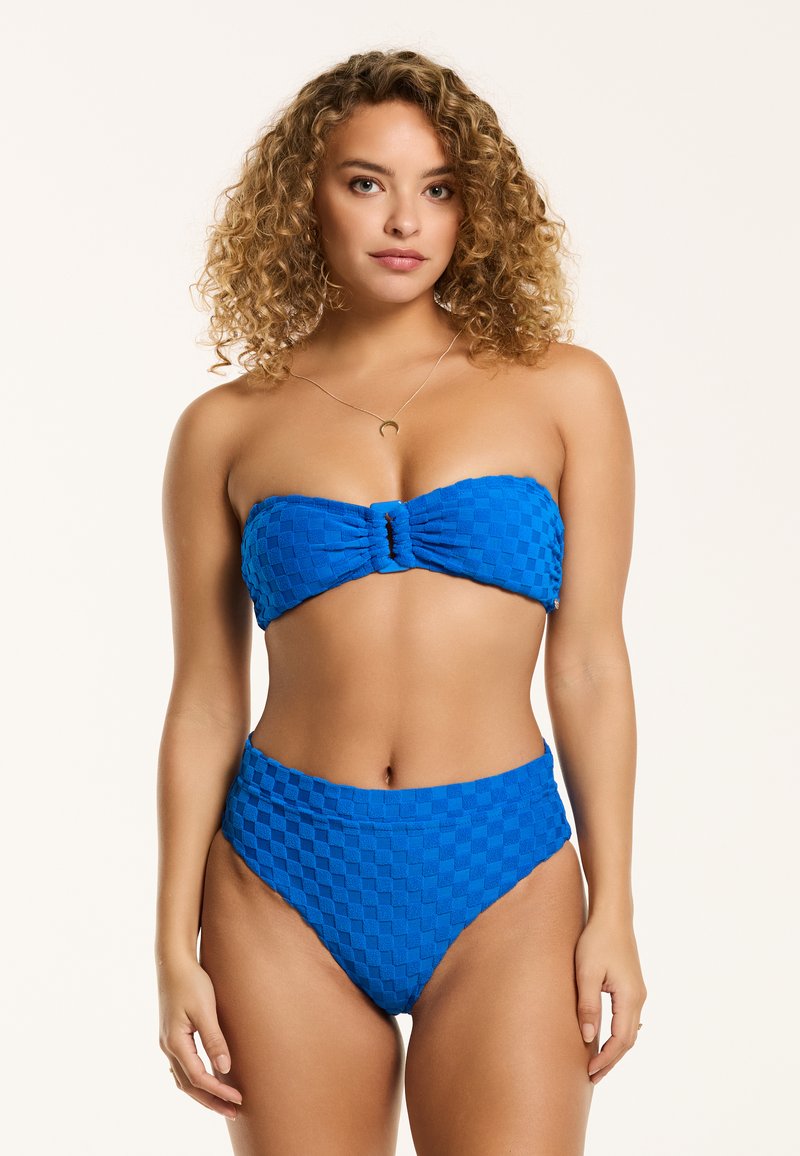 Kék bandeau bikini szett texturált kockás mintával. A top középen csomózott részlettel rendelkezik; magas derekú alsórész. Simább felület.