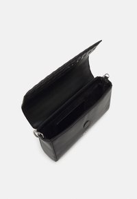 Borsa in pelle nera con trama intrecciata sulla patta, apertura superiore, scomparto per schede interna e dettagli in metallo argentato.