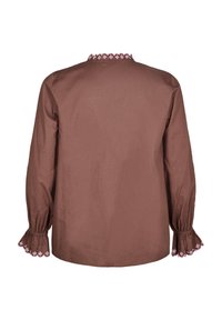 Blusa marrone a maniche lunghe con polsini elasticizzati e dettagli ricamati in rosa su colletto e maniche. Tessuto liscio e leggermente strutturato.