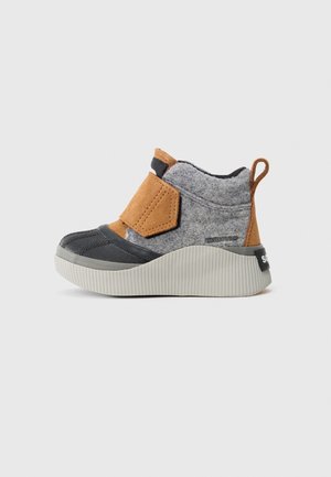 Bottine imperméable enfant en feutre gris, lanières en suède marron, bout noir et semelle blanche épaisse nervurée.