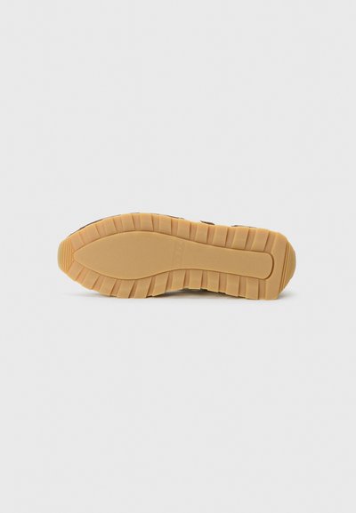 Schuhsohle aus strukturiertem, braunem Gummi; verfügt über ein tiefes Profilmuster für besseren Halt und einen glatten, abgerundeten Zehenbereich.