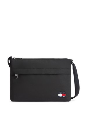 Čierna obdĺžniková kabelka cez rameno s predným vreckom na zips, nastaviteľným popruhom a nášivkou s logom Tommy Jeans v dolnom pravom rohu.