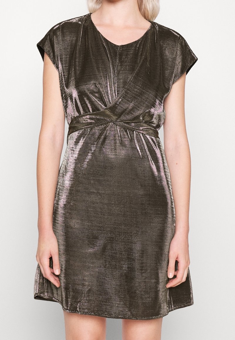 Glänsande mörkgrön omslagsklänning med korta ärmar, rynkad midja och en slät, strukturerad tygfinish.
