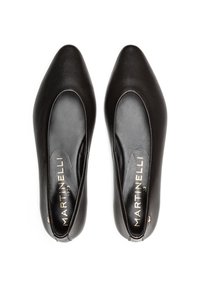 Bailarinas de cuero negro con punta afilada y la marca dorada "MARTINELLI 1973" en el interior de los zapatos, mostradas desde una vista superior.