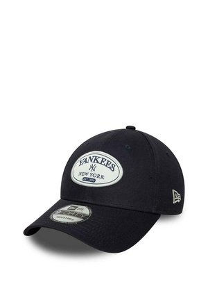 Gorra de béisbol negra ajustable con visera curva, con parche con el logo de los New York Yankees en la parte delantera y logo de la marca en el lateral.