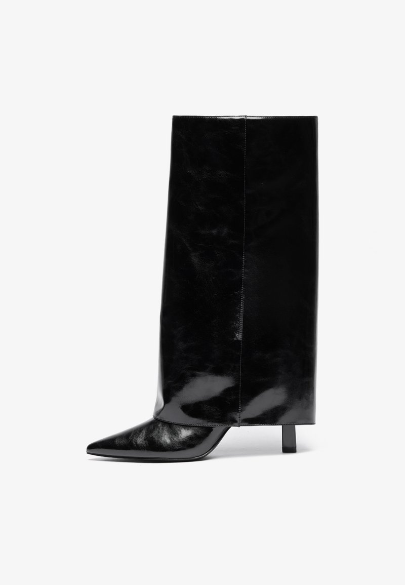 Mustmust musta nahkasaabas terava nina ja plokk-kandaga, millel on kõrge läikiv säär ja tekstiilne viimistlus alumises osas.