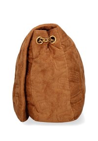Sac en suède marron de forme arrondie, avec des motifs embossés et une fermeture à cordon en chaîne dorée en haut.