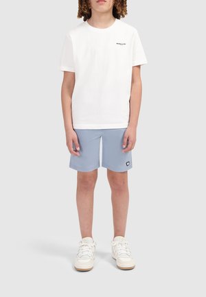 Witte katoenen T-shirt met het "BALLIN'" logo, gecombineerd met lichtblauwe shorts met een zwart label. Witte sneakers maken de outfit compleet.