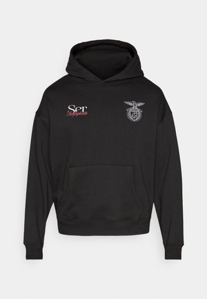 Sudadera con capucha negra y bolsillo frontal, que presenta el texto blanco "Ser" y "Bolgosta" en rojo, además de un emblema bordado en el pecho.