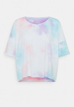 Luźna koszulka z krótkim rękawem i okrągłym dekoltem, wykonana z białej tkaniny z pastelowym wzorem tie-dye w jasnym różowym, fioletowym i niebieskim kolorze.