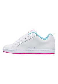 Fehér sneaker, texturált felülettel, türkiz díszítéssel a nyakpánt körül és rózsaszín talppal. Fehér fűzőkkel és minimális perforálással rendelkezik.