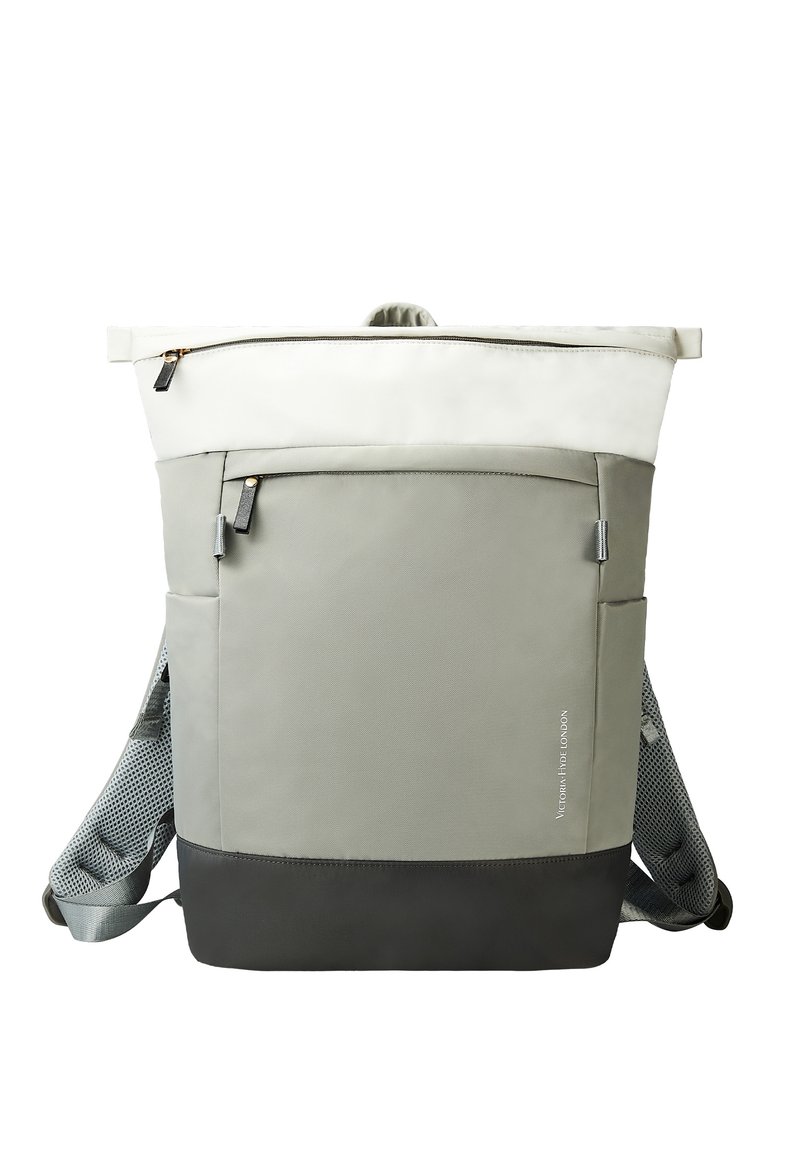 Zaino grigio e bianco con design a roll-top, dotato di una tasca frontale con zip, spallacci in rete e una base nera. Moderno e funzionale.