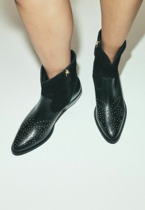 Next, FOREVER COMFORT® WESTERN STYLE BOOTS - Kovbojská/motorkárska členková čižma - black