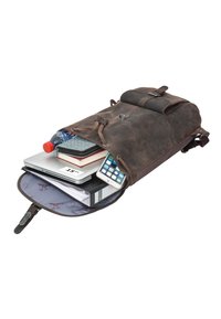 Rudas odinis kuprinės su dangteliu, atskleidžiančia pilką vidų. Prigrūsta nešiojamojo kompiuterio, vandens butelio, užrašų knygelės ir telefono.