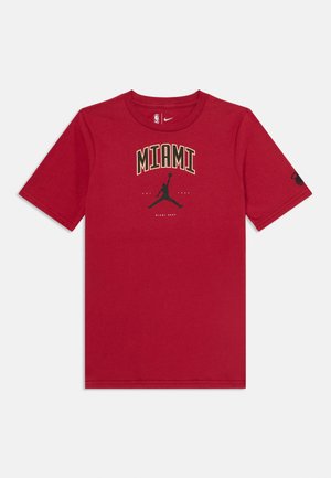 Rde majica iz bombaža s kratkimi rokavi, na kateri je v rumeni in črni barvi napis "MIAMI" ter črn logotip Air Jordan na spodnjem delu spredaj in na rokavu.