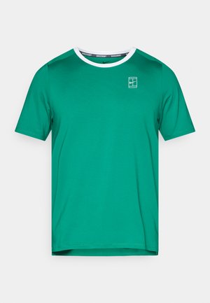 Vihreä urheilupaita lyhyillä hihoilla, pyöreällä valkoisella kaula-aukolla ja pienellä logolla rinnassa. Kangas näyttää sileältä, jossa on hienoinen tekstuuri.