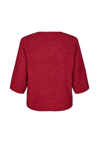 Pull en maille rouge à manches trois-quarts, col rond et finition légèrement texturée. Présente des détails subtils sur les épaules.