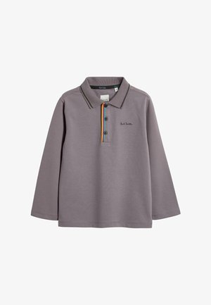 Camisa polo de manga larga en lavanda suave con cuello acanalado. Presenta una tapeta de botones, detalles en franjas verdes y naranjas, y un logo bordado.