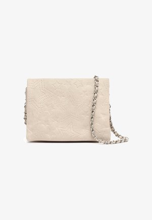 Bolso de mano beige con patrones de estrellas en relieve y una cadena plateada sobre un fondo blanco.