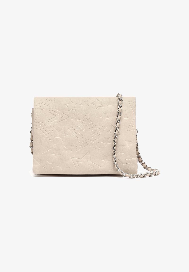 Beżowa kopertówka z tłoczonymi gwiazdkowymi wzorami i srebrnym łańcuszkiem na białym tle.