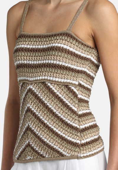 Gros plan sur un haut sans manches en crochet avec des rayures horizontales et diagonales dans des tons beige, marron, blanc et vert olive porté par une personne.