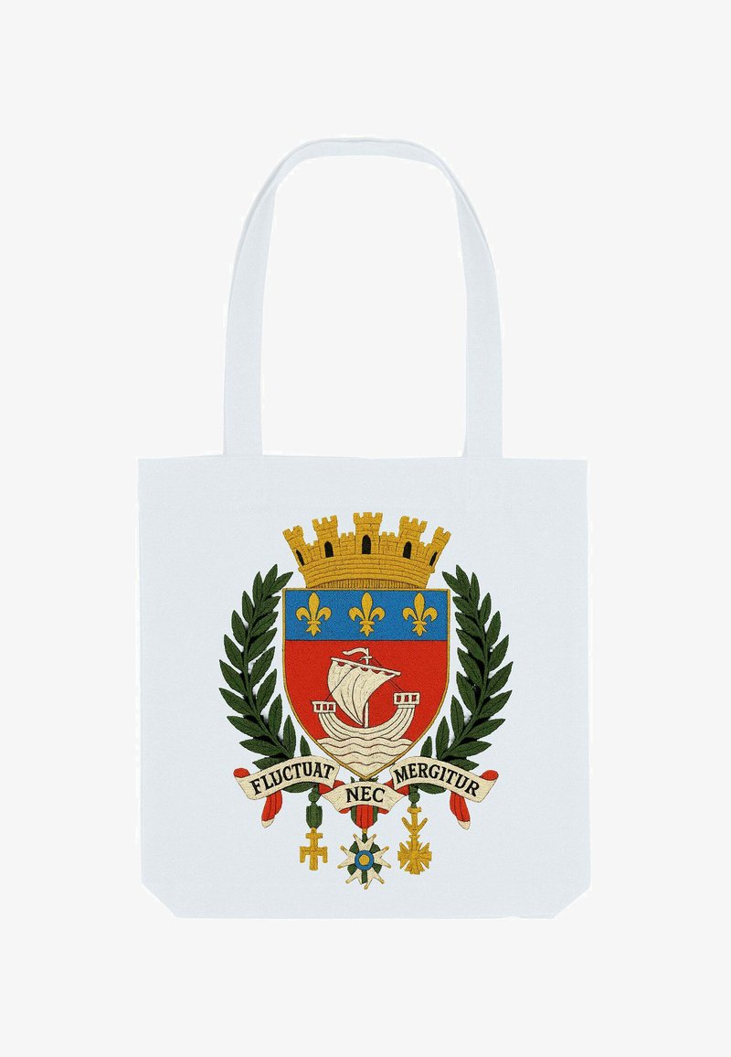 Sac à dos blanc avec un blason brodé représentant un navire, du feuillage et une couronne. Une bannière avec le texte "Fluctuat Nec Mergitur."