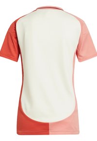 T-shirt de sport à manches courtes rouge et blanc, avec un tissu texturé et un design courbé à l'arrière, ainsi que des blocs de couleurs contrastés.