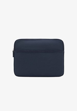 Námornícky modrý obal na laptop vyrobený z odolnej látky, štvorcový tvar s hladkým povrchom, s prednou vreckom na zips a zosilneným šitím.