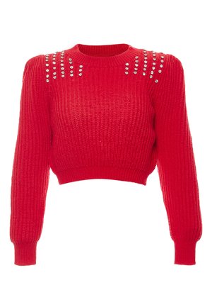 Maglione corto rosso in maglia con maniche lunghe e texture a coste. Presenta borchie decorative argentate lungo le spalle per un tocco di stile.