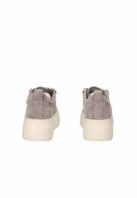 Sneaker in suede grigio con suola in gomma color crema, dotati di punta arrotondata e linguette posteriori per un facile utilizzo.