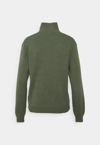 Zielony sweter z prążkowanym wzorem i wysokim, dopasowanym kołnierzem. Posiada długie rękawy i teksturowany splot. Brak widocznych elementów metalowych lub ozdób.