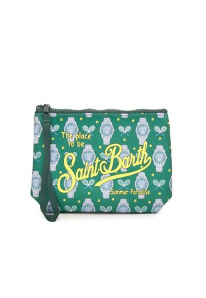 Portafoglio da polso verde con cerniera con disegni di orologio e racchetta da tennis, con testo giallo "The place to be Saint Barth Summer Paradise."