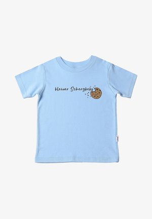 Light blue cotton t-shirt with short sleeves, featuring the text "Kleiner Scherzeks" and a cookie graphic in brown and beige tones.