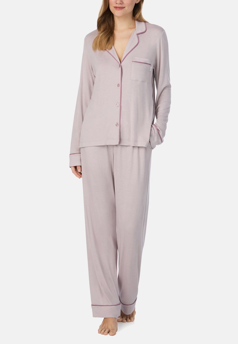 Lichtpaarse pyjama set met lange mouwen, knoopsluiting aan de voorkant, enkel borstzakje en contrasterende roze bies op de manchetten en kraag. Zachte, gladde stof.