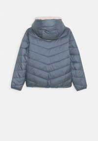 Giacca imbottita di colore blu scuro. Presenta un cappuccio con una fodera di colore chiaro, cuciture a zigzag e polsini elasticizzati per una vestibilità aderente.