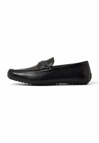 Svarta läderslippers med en vävd accent på vapen, rund tå och texturerad gummisul för grepp, som visar en slank, minimalistisk design.