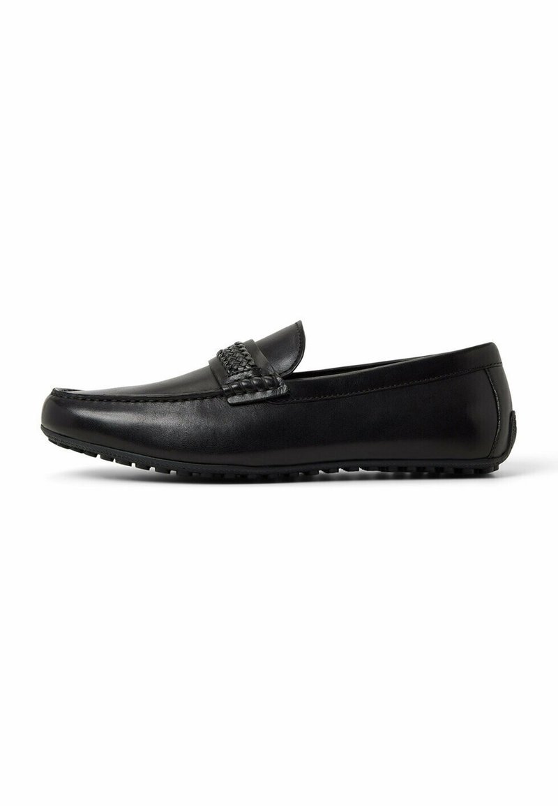 Svarta läderslippers med en vävd accent på vapen, rund tå och texturerad gummisul för grepp, som visar en slank, minimalistisk design.