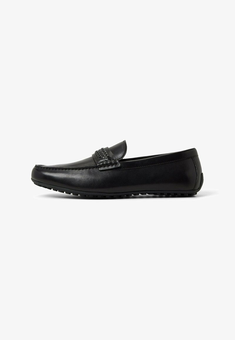 Schwarze Lederloafer mit einem geflochtenen Akzent auf dem Vorderblatt, runder Zehenform und strukturiertem Gummisohlen für Grip, die ein schlankes, minimalistisches Design präsentieren.