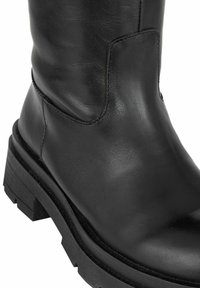 Czarny skórzany botek za kostkę o gładkiej fakturze, zaokrąglonym czubku, grubej gumowej podeszwie oraz subtelnym detalami przeszycia na cholewce.
