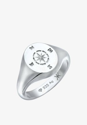 Sølv signetring med et rundt ansigt, der har et kompasdesign og indgraveringer af "N", "Ø", "S", "V". Stemplet 925 på den indre del af ringen.