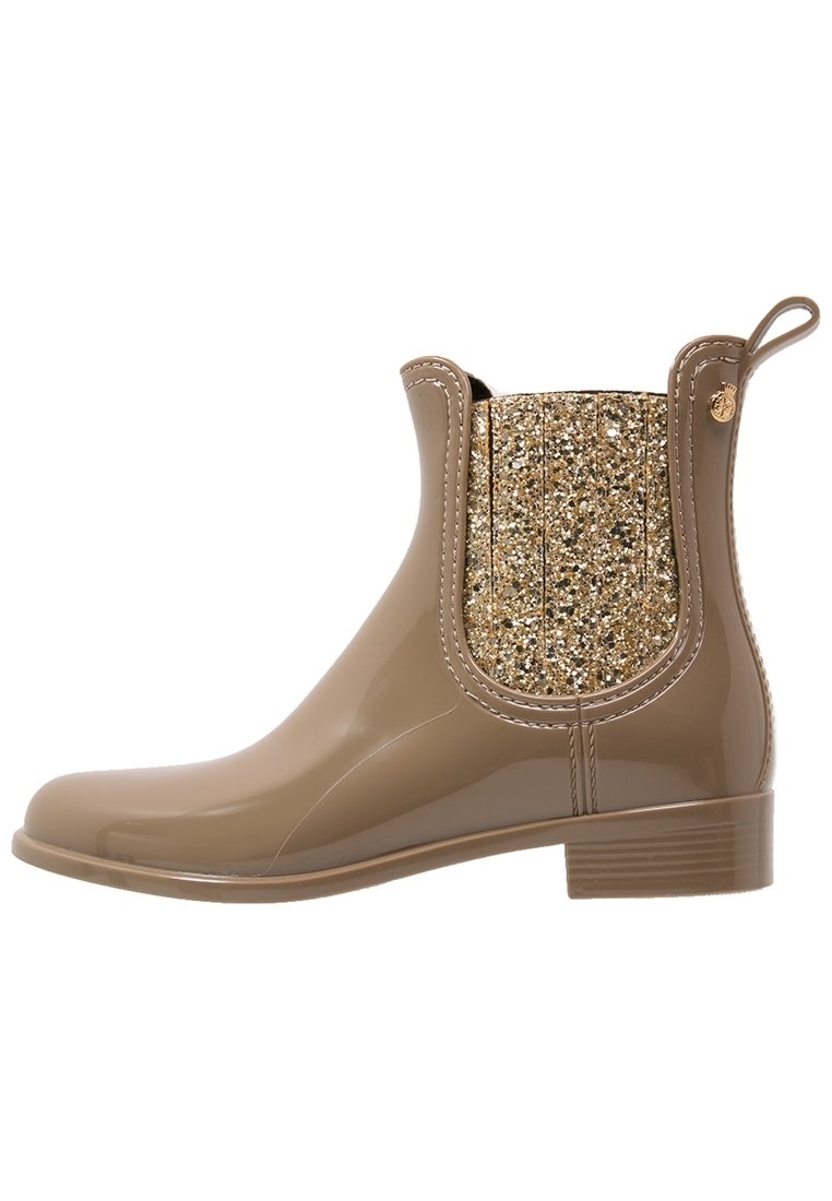 Botas de tobillo de goma marrón con un acabado brillante, que presentan un panel trasero dorado brillante y un asa para facilitar su extracción. Tacón bajo y cuadrado.