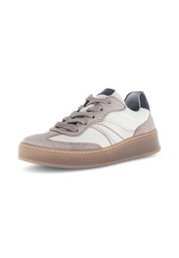 Lace-up sneaker met een bovenwerk van suède en leer in grijs en wit, met een rubberen zool, contrasterende accenten en gestikte details.