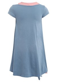 Jasnoniebieska sukienka z bawełny z krótkimi rękawami, kontrastującym różowym kołnierzykiem, luźnym krojem i zaokrąglonym dołem. Posiada detal zawiązania z tyłu.