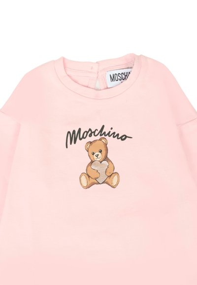 Felpa di cotone rosa con stampa centrale di un orso che tiene un cuore, con il nome del marchio "Moschino" sopra il disegno.