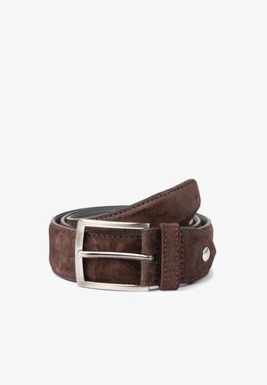 Bruine suède riem met een gelamineerde afwerking, voorzien van een zilveren metalen gesp en gestikte accenten. Afgeronde hoeken, bicolor ontwerp.