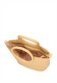 Bolso de cuero amarillo con un asa trenzada, interior espacioso, bolsillo con cremallera y textura suave. El interior cuenta con un forro con diseño.